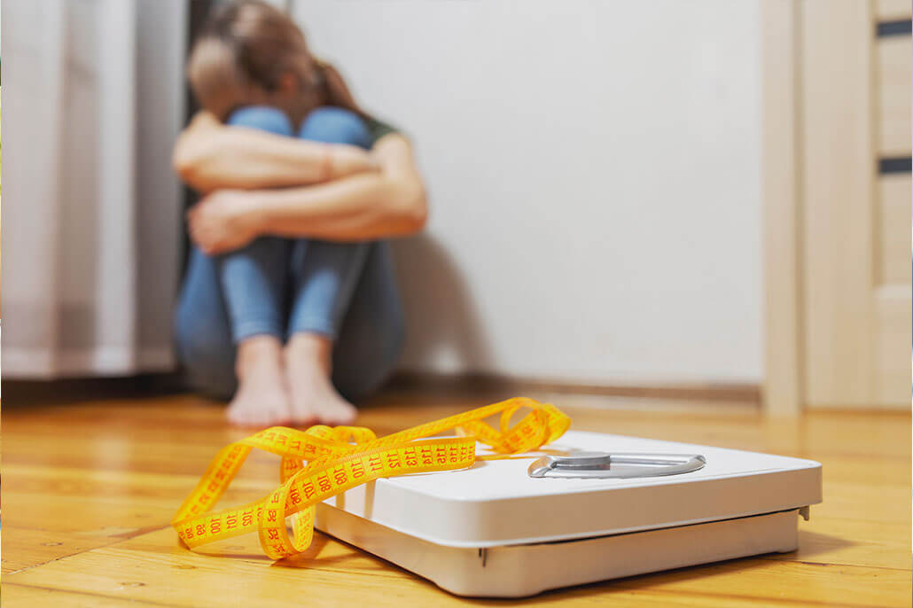 Family talking with professional about daughters health. When you’re seeing a family memeber struggling with eating disorders, getting eating disorder help matters. If you as a family need support try eating disorder support in Brevard County, FL for families. Call now and beginning coping with anxiety, stress, and more!